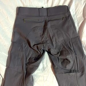 Ovation Signature Full Seat Breeches
Only worn once 
Like new. 
26 Regular
